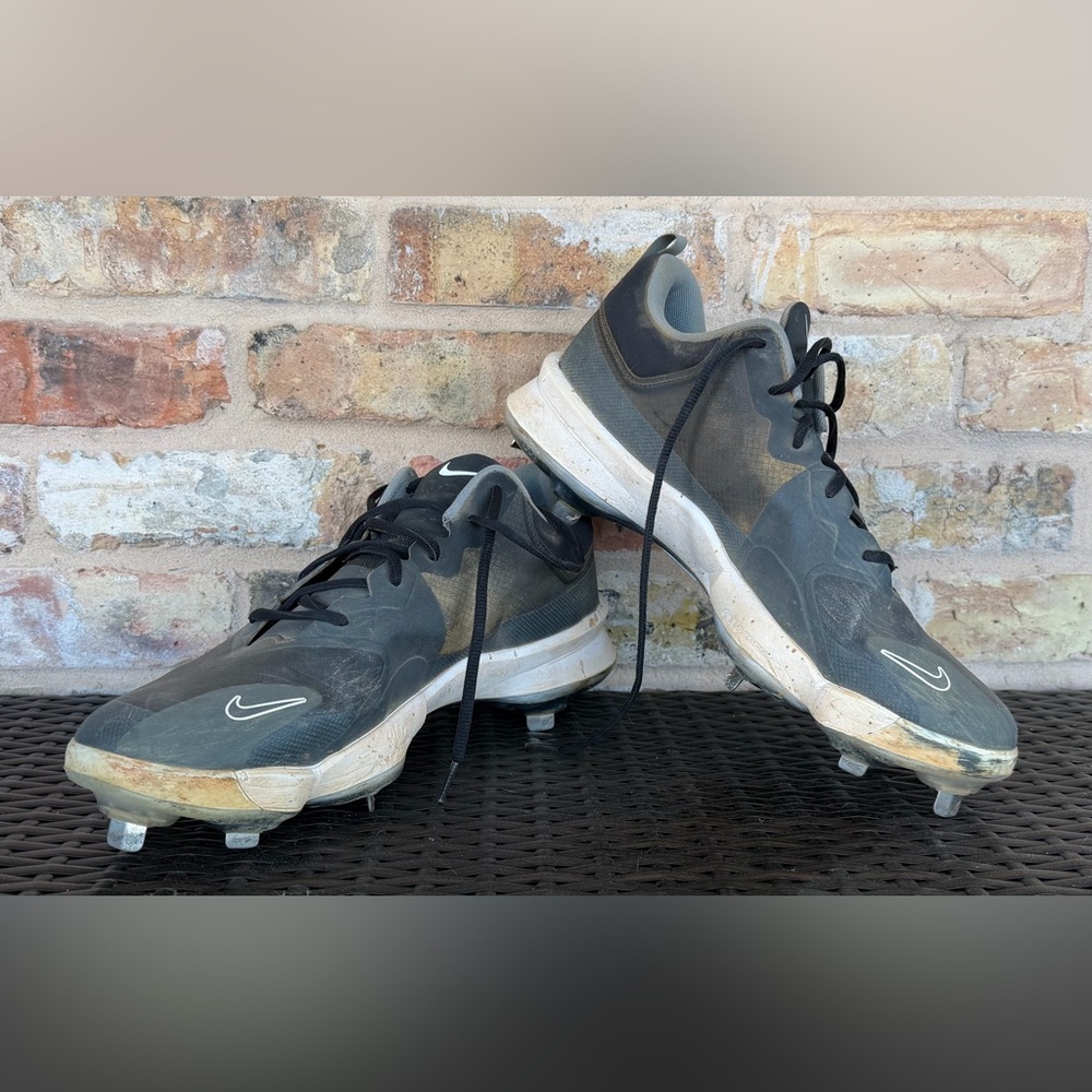 EUC: Nike Men's Metal Baseball cleats Black and White